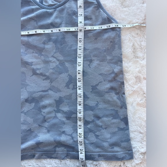 Athleta Speedlight Grey Camo Pattern Sleeveless Tank top size large - Picture 8 of 10